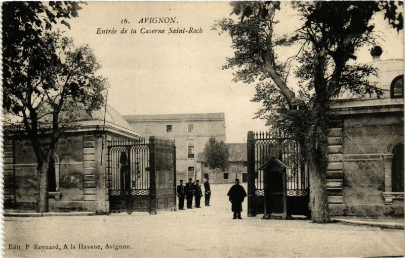 Carte postale ancienne Avignon - Entrée de la Caserne St-Roch à Avignon