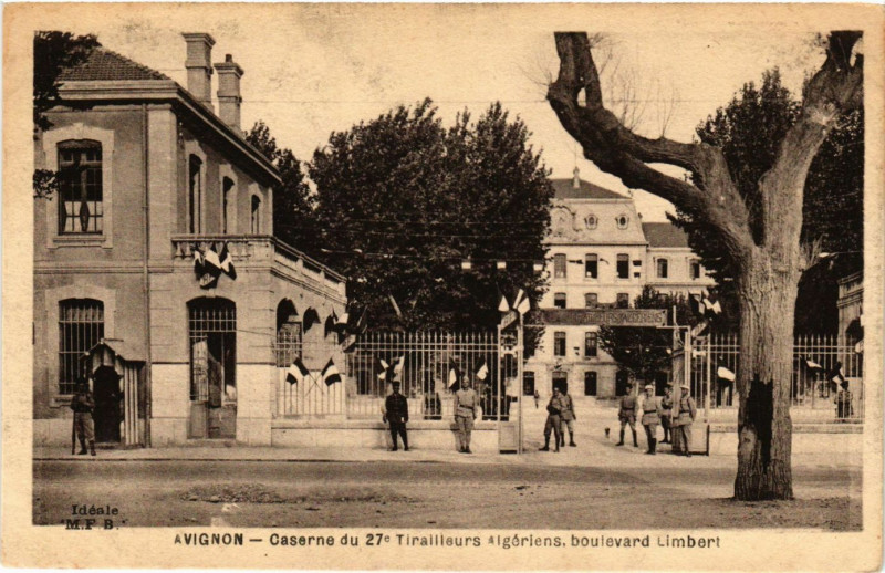 Carte postale ancienne Avignon - Caserne du 27* Tirailleurs Algeriens boulevard Limbert à Avignon