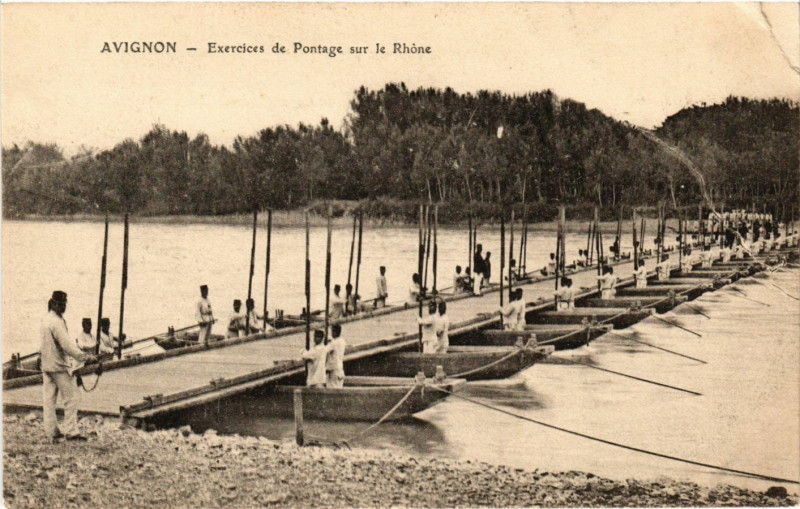 Carte postale ancienne Avignon - Exercises de Pontage sur le Rhone à Avignon