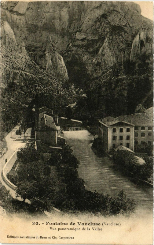 Carte postale ancienne Fontaine de Vaucluse - Vue panoramique de la Vallée à Fontaine-de-Vaucluse
