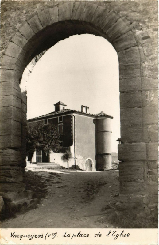 Carte postale ancienne Vacqueyros (V20) - La Place de l'Eglise