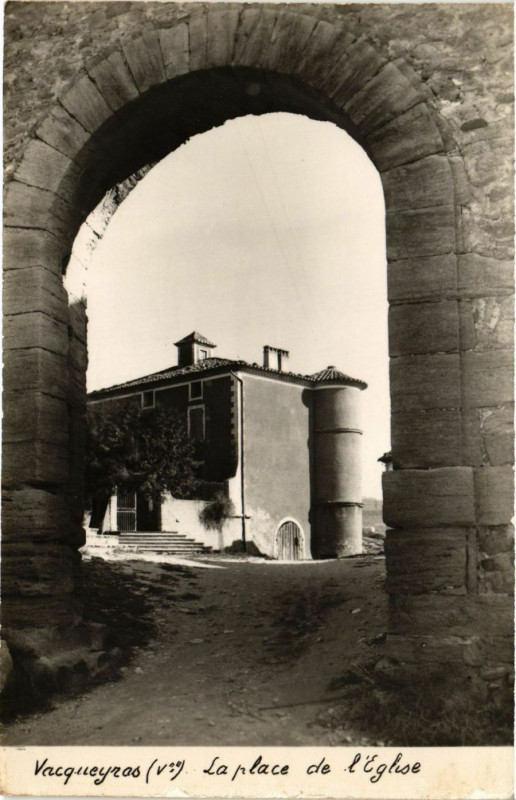 Carte postale ancienne Vacqueyros (V20) - La Place de l'Eglise