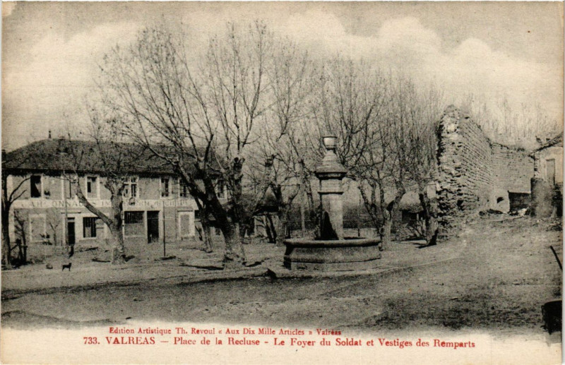 Carte postale ancienne Valreas - Place de la Réeluse - Le Foyer du Soldat et Vestiges... à Valréas