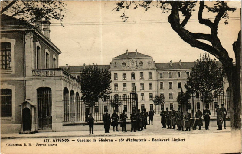 Carte postale ancienne Avignon Caserne de Chabran 58e d'Infanterie Boulevard Limbert à Avignon