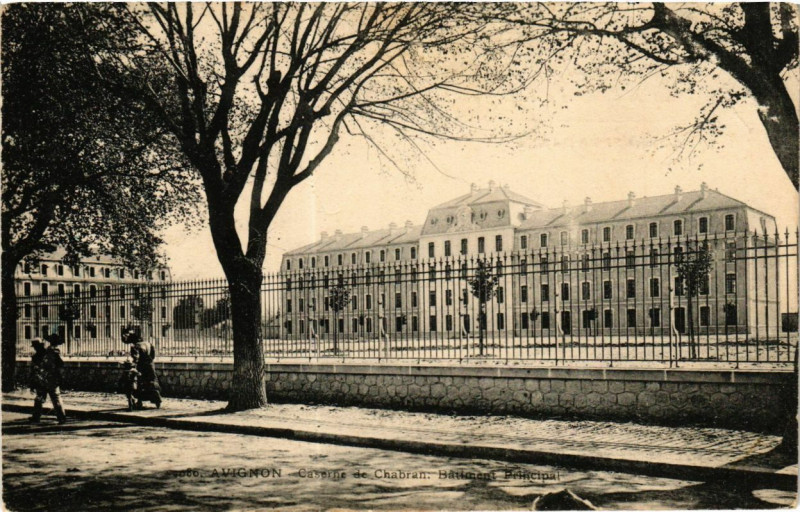 Carte postale ancienne Avignon - Caserne de Chabran - Boulevard Principal à Avignon