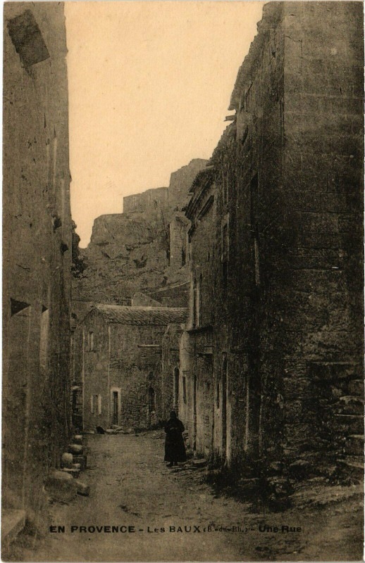 Carte postale ancienne En provence - Les Baux - Une Rue