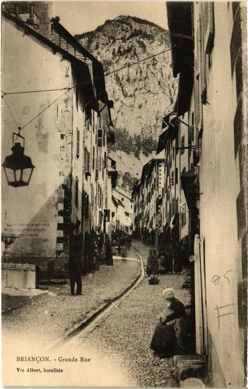 Carte postale ancienne Briancon - Grande Rue à Briançon