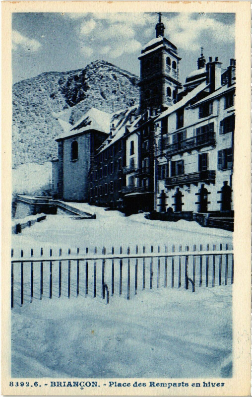 Carte postale ancienne Briancon - Place des Remparts en hiver à Briançon