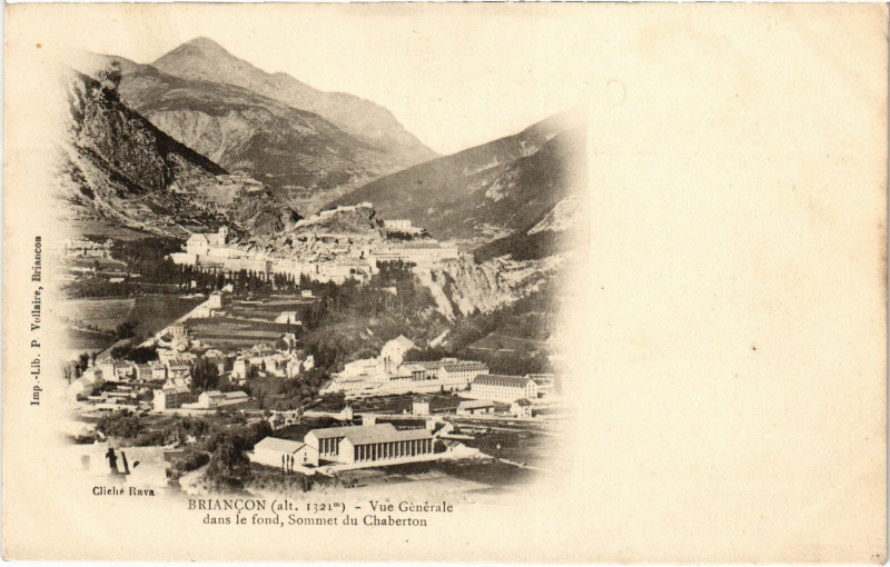 Carte postale ancienne Briancon - Vue générale dans le fond à Briançon