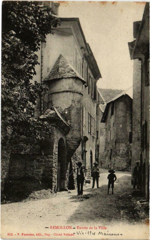 Carte postale ancienne Remollon (Dep.05) Entrée de la Ville à Remollon