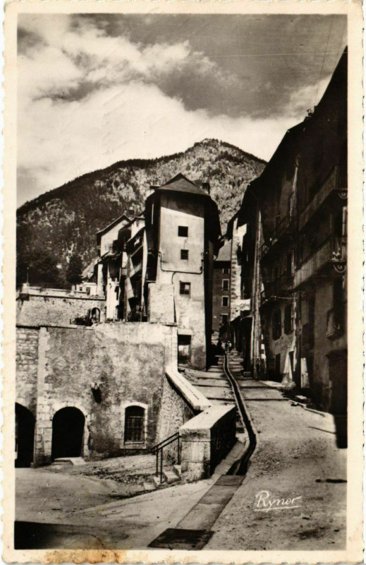 Carte postale ancienne Briancon Rue Mercerle à Briançon