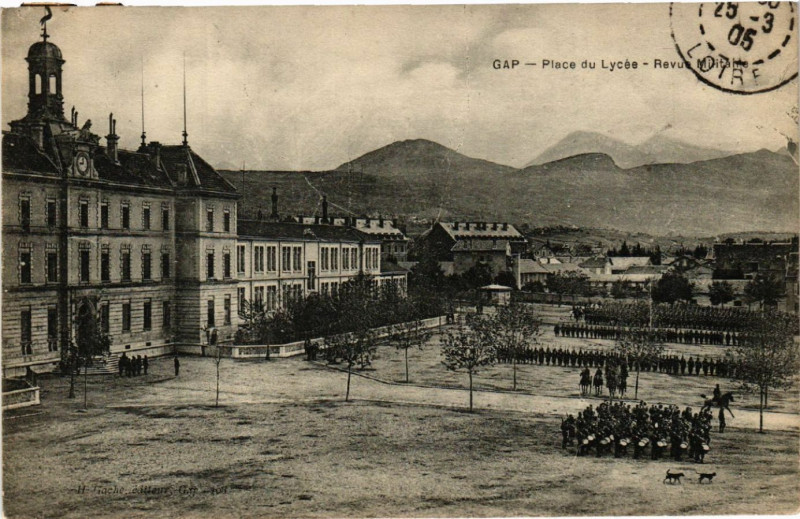 Carte postale ancienne Gap - Place du Lycée - Revue Militaire à Gap
