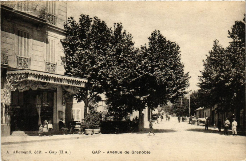 Carte postale ancienne Gap - Avenue de Grenoble à Gap