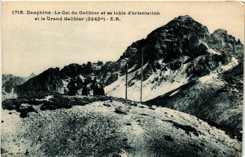 Carte postale ancienne Dauphiné - Le Col du Galibier et sa table d'orientation et le ...