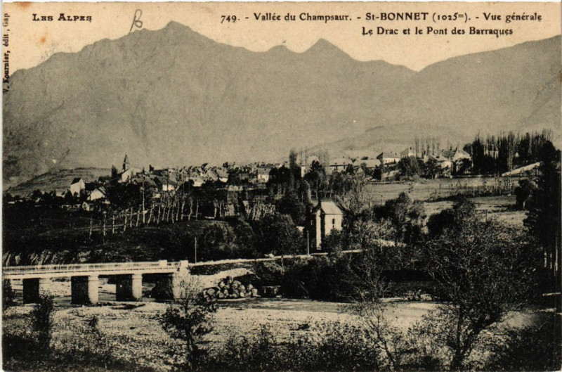 Carte postale ancienne Vallée du Champsaur - Saint-Bonnet (1025 m) - Vue générale - Le Drac