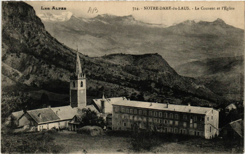 Carte postale ancienne Notre-Dame-du-Laus - Le Couvent et l'Eglise