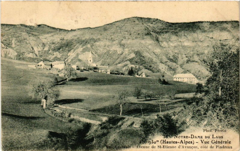 Carte postale ancienne Notre-Dame-du-Laus - 930 m Vue Générale