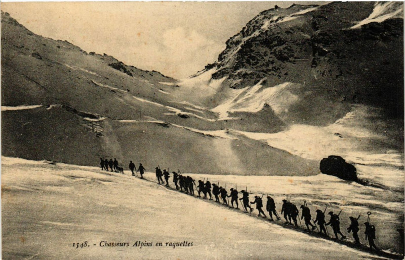 Carte postale ancienne Chasseurs Alpins en raquettes