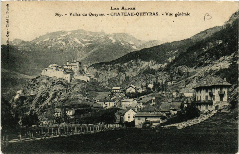 Carte postale ancienne Vallée du Queyrs - Chateau-Queyras - Vue générale