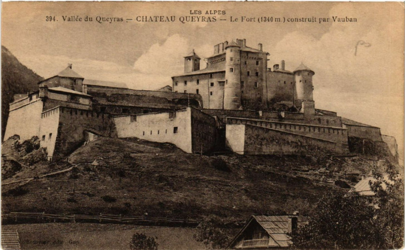 Carte postale ancienne Vallée du Queyras--Chateau-Queyras - Le Fort (1340 m) construit ...