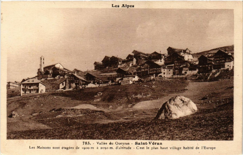 Carte postale ancienne Vallée du Queyras - Saint-Veran - Le Maisons sont étagées de ...
