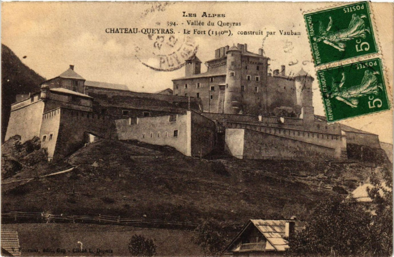 Carte postale ancienne Vallée du Queyras - Chateau-Queyras - Le Fort (1340 m) construit