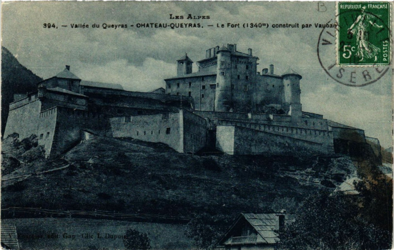 Carte postale ancienne Vallée du Queyras - Chateau-Queyras - Le Fort (1340 m) construit