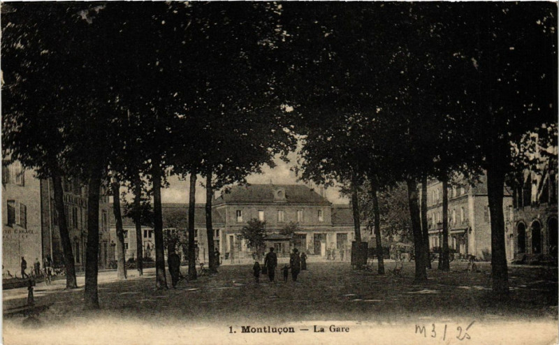 Carte postale ancienne Montlucon - La Gare