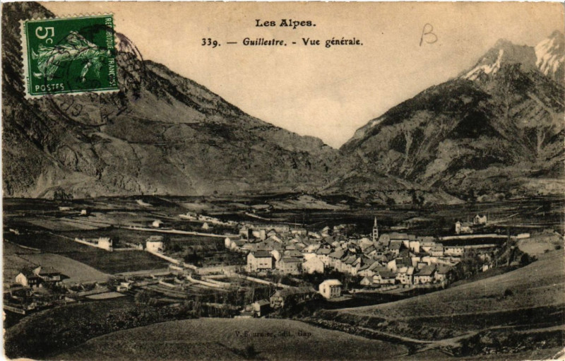 Carte postale ancienne Les Alpes - Guillestre - Vue générale à Guillestre