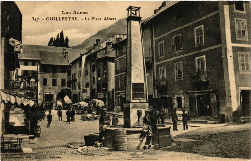 Carte postale ancienne Les Alpes - Guillestre - La Place Albert à Guillestre