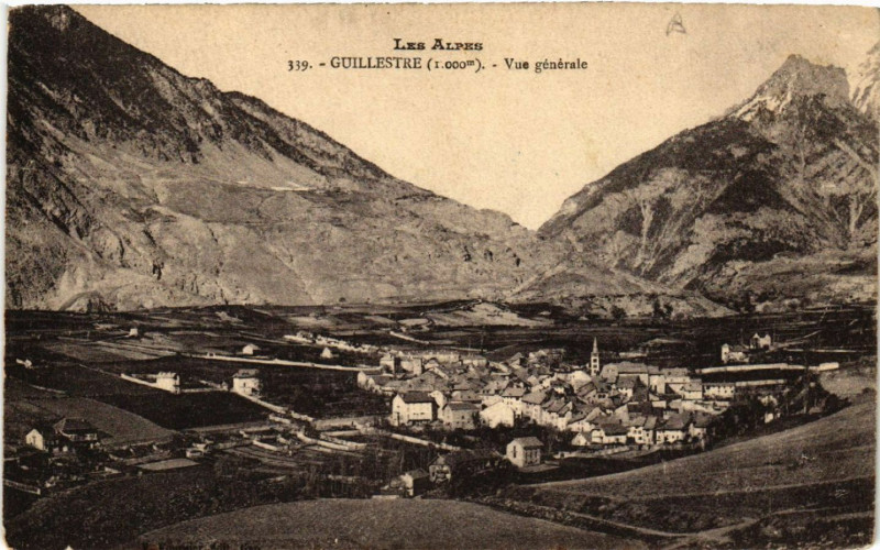 Carte postale ancienne Les Alpes - Guillestre (1000 m) - Vue générale à Guillestre