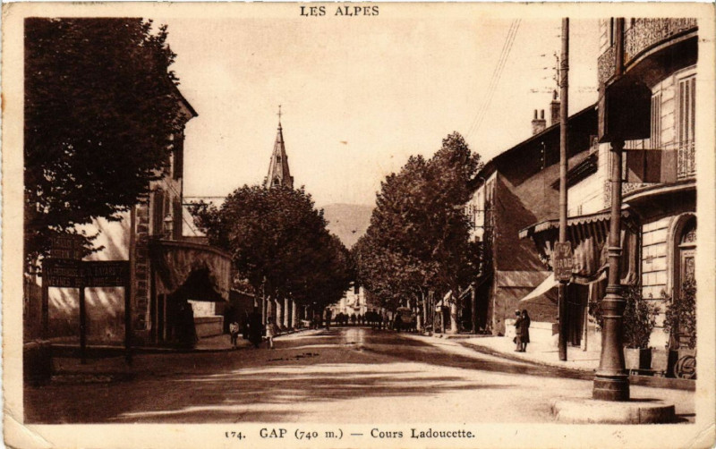 Carte postale ancienne Les Alpes - Gap (740 m) - Cours Ladoucette à Gap