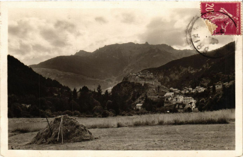 Carte postale ancienne Le Queyras - Vue générale de Chateau Queyras (1384 m)