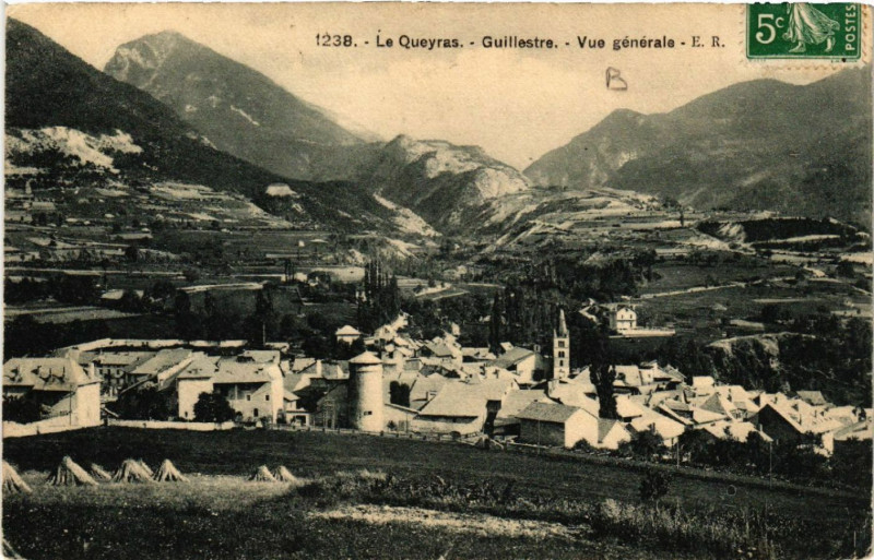 Carte postale ancienne Le Queyras - Guillestre - Vue générale à Guillestre