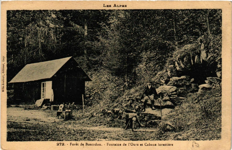 Carte postale ancienne Forét de Boscodon - Fontaine de l'Ours et Cabane forestiére
