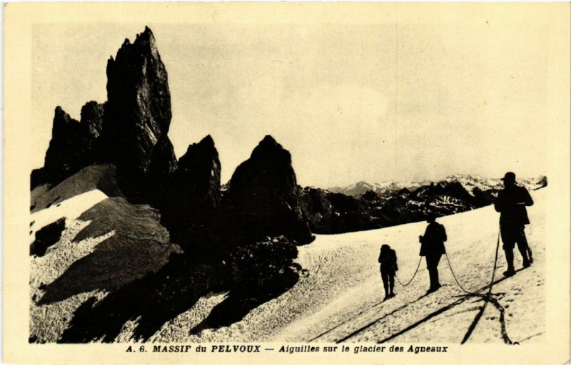 Carte postale ancienne Massif du Pelvoux - Aiguilles sur le glacier des Agneaux à Aiguilles