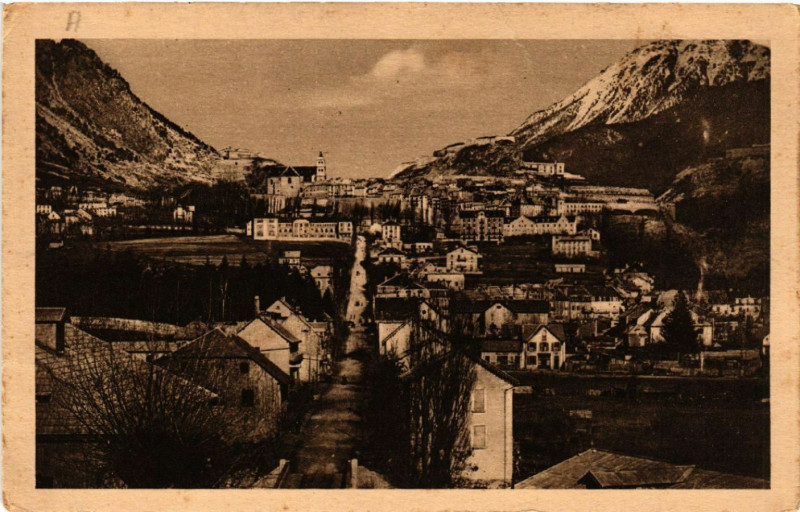 Carte postale ancienne Briancon et Ste-Catherine à Briançon