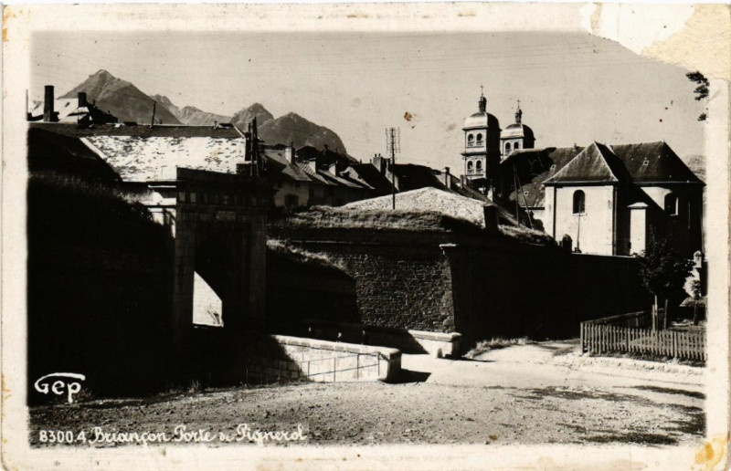 Carte postale ancienne Briancon - Porte de Pignerol à Briançon