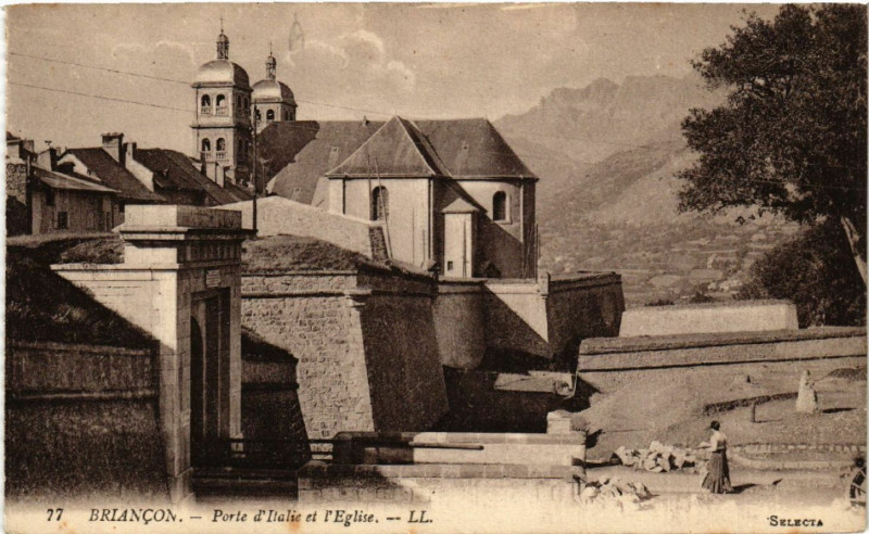 Carte postale ancienne Briancon - Porte d'Italie et l'Eglise à Briançon