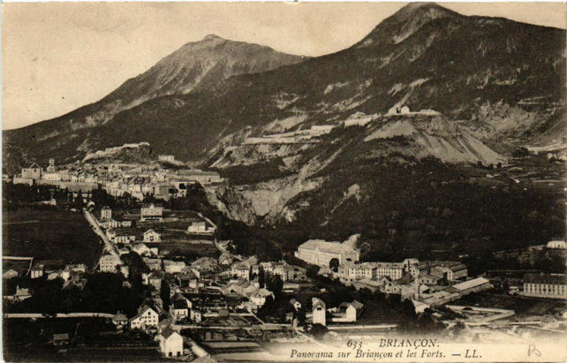 Carte postale ancienne Briancon - Panorama sur Briancon et les Forts à Briançon