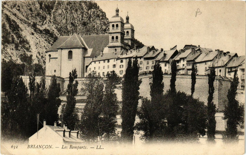 Carte postale ancienne Briancon - Les Remparts à Briançon
