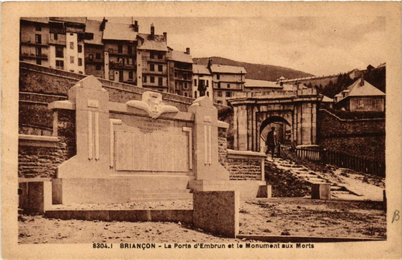 Carte postale ancienne Briancon - La Porte d'Embrun et le Monument aux Morts à Briançon