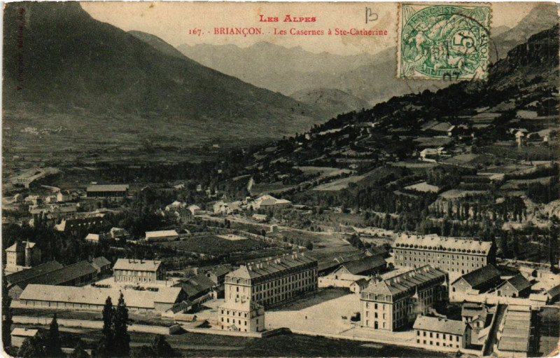 Carte postale ancienne Les Alpes - Briancon - Les Casernes a Ste-Catherine à Briançon
