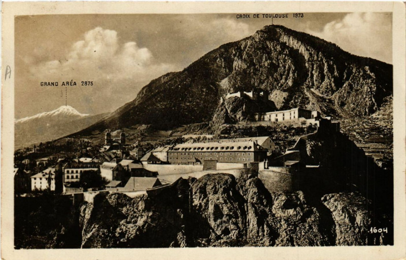 Carte postale ancienne Briancon - Fort du Chateau - Caserne B à Briançon