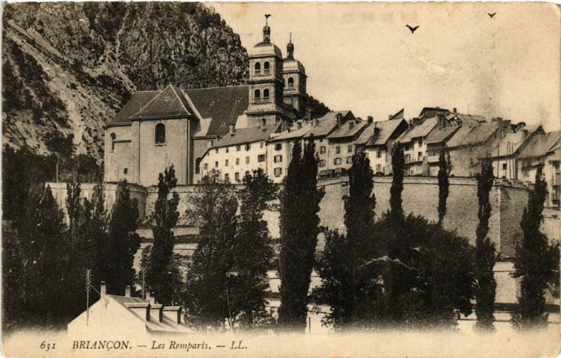 Carte postale ancienne Briancon - Les Remparts à Briançon