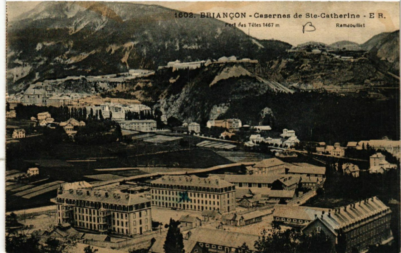 Carte postale ancienne Briancon - Casernes de Ste-Catherine à Briançon