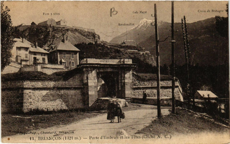Carte postale ancienne Briancon (1321m) - Porte d'Embrun et les Tétes à Briançon