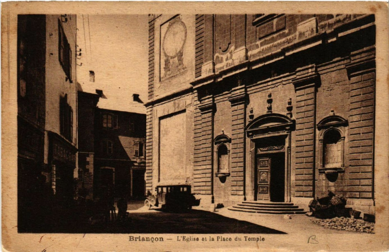 Carte postale ancienne Briancon - L'Eglise et la Place du Temple à Briançon