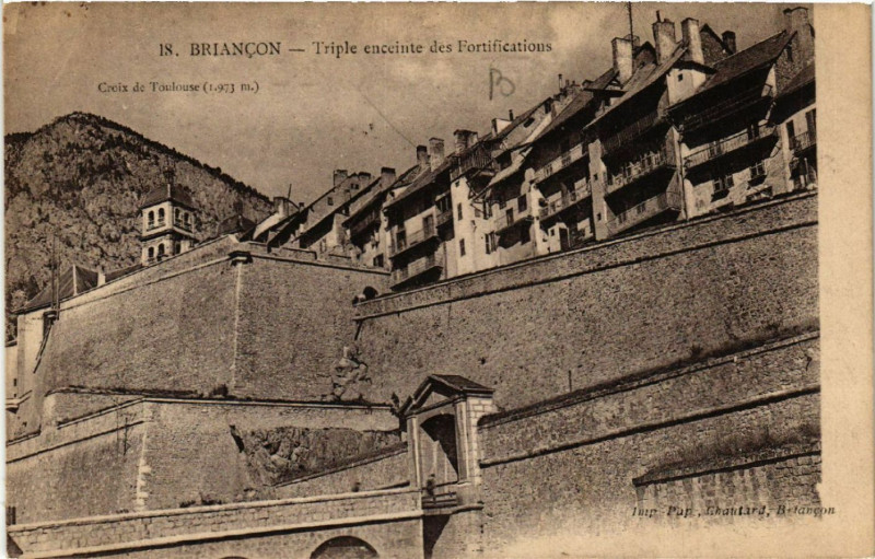 Carte postale ancienne Briancon - Triple enceinte des Fortificatious à Briançon
