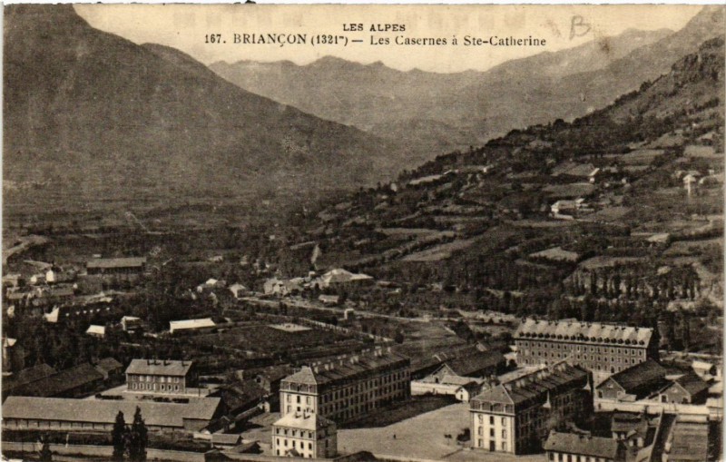 Carte postale ancienne Les Alpes - Briancon (1321 m) - Les Casernes a Ste - Cathérine à Briançon